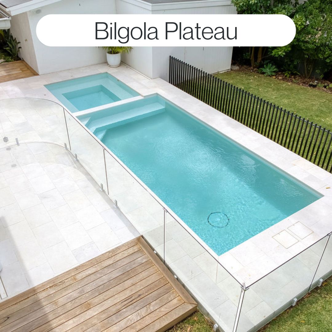 Modern backyard pool and spa in Bilgola Plateau with glass fencing, white outdoor tiles and elevated outdoor entertaining area