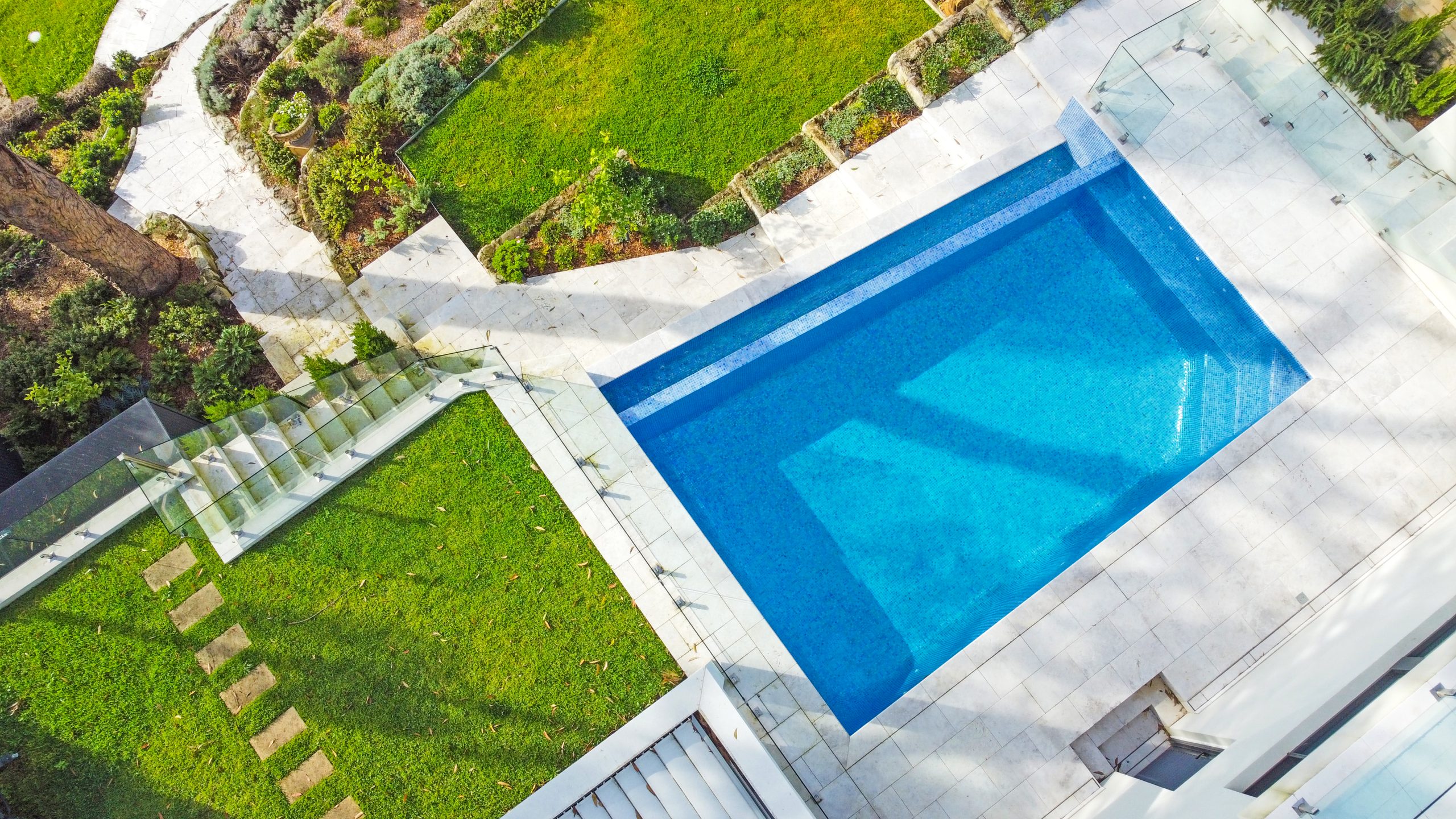 Aerial view of Kangaroo Point infinity view concrete pool
