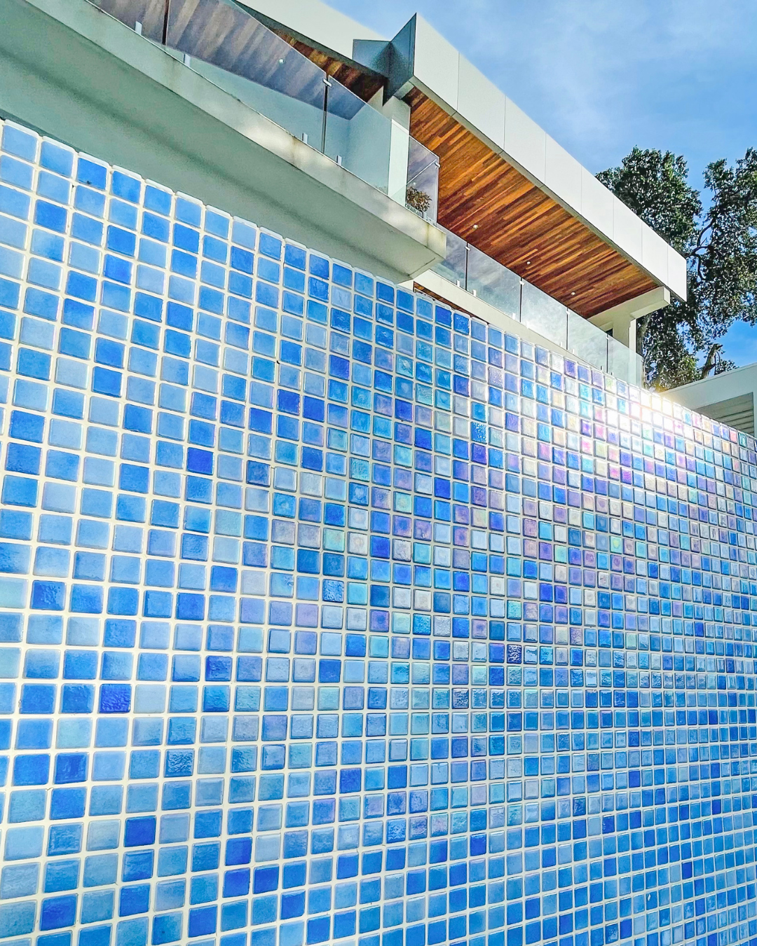 Mosaic feature wall finish for a swimming pool