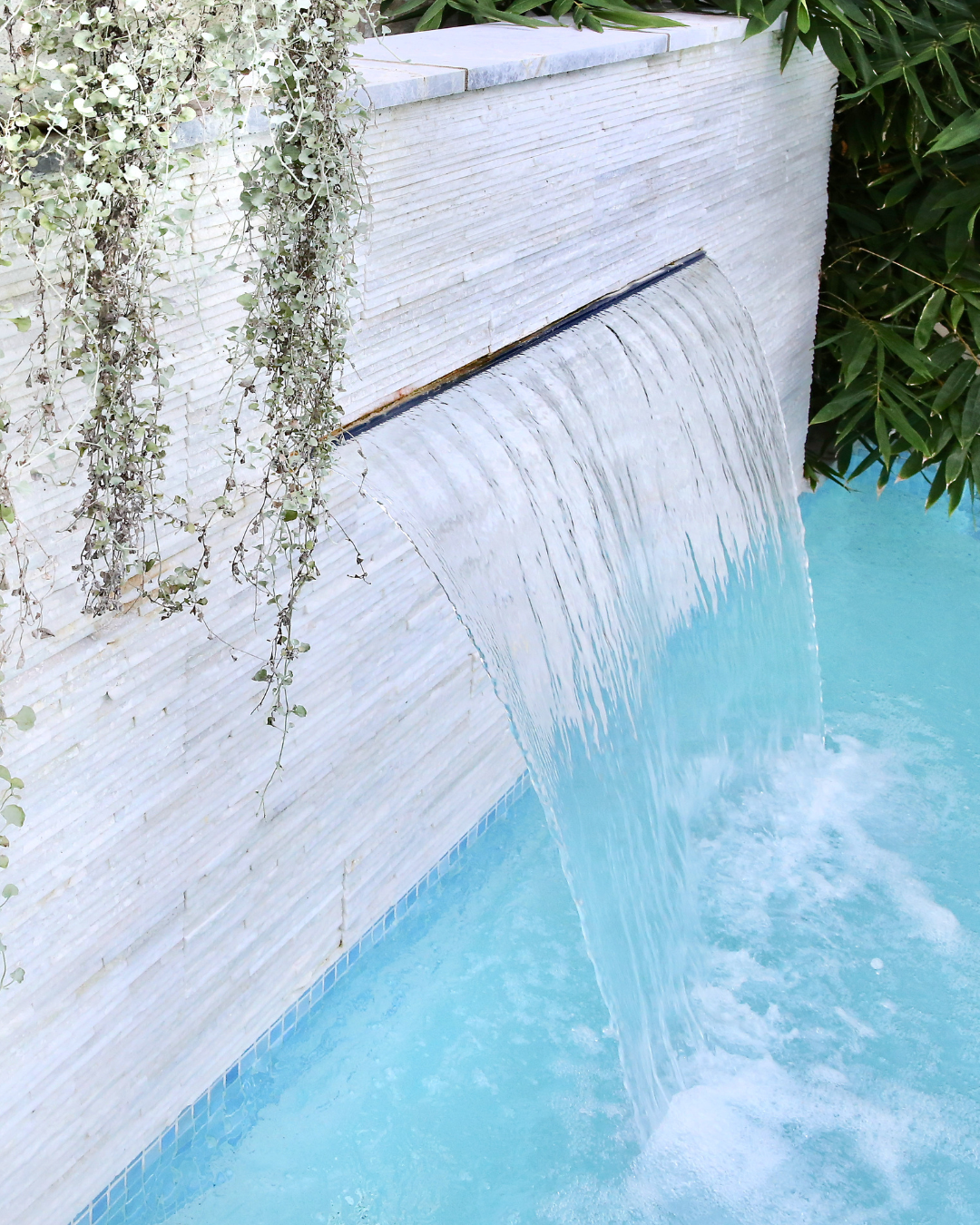 Tile feature wall finish for a swimming pool